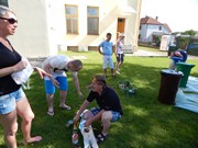 Společné odpoledne rodičů a dětí - natírání popelnic